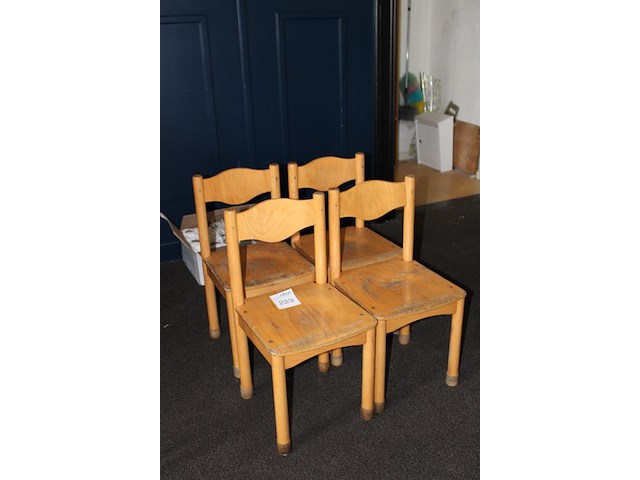 Vier houten kinderstoelen. - afbeelding 2 van  2