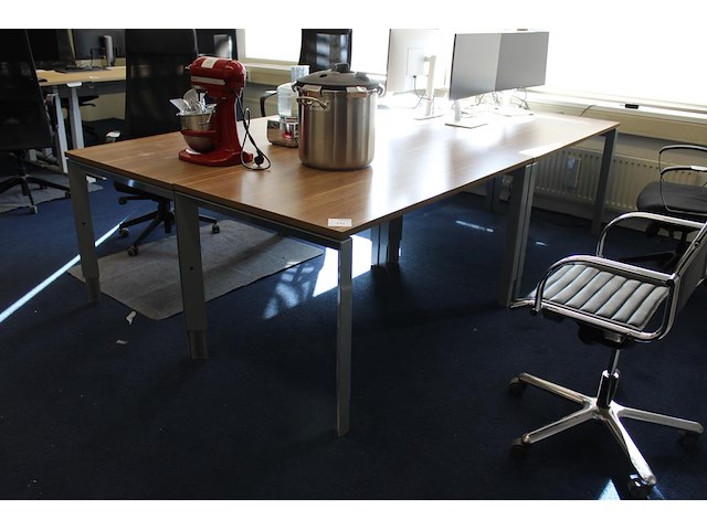 Vier in hoogte verstelbare werktafels. afmeting 140 x 80 cm. - afbeelding 1 van  3