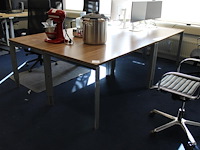 Vier in hoogte verstelbare werktafels. afmeting 140 x 80 cm.