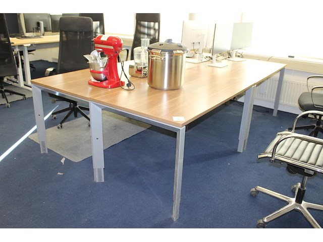 Vier in hoogte verstelbare werktafels. afmeting 140 x 80 cm. - afbeelding 2 van  3