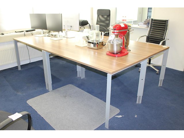 Vier in hoogte verstelbare werktafels. afmeting 140 x 80 cm. - afbeelding 3 van  3