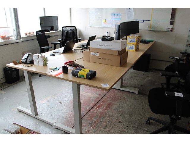 Vier in hoogte verstelbare werktafels met bladafmeting 160 x 80 cm. - afbeelding 1 van  3