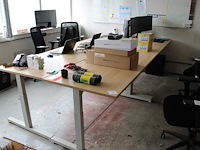 Vier in hoogte verstelbare werktafels met bladafmeting 160 x 80 cm.