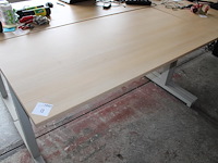 Vier in hoogte verstelbare werktafels met bladafmeting 160 x 80 cm. - afbeelding 2 van  3