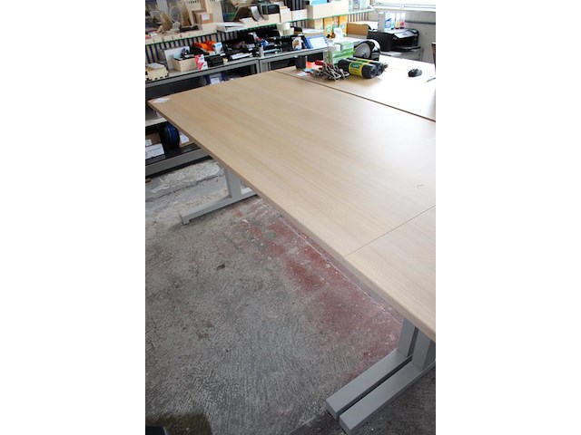 Vier in hoogte verstelbare werktafels met bladafmeting 160 x 80 cm. - afbeelding 3 van  3