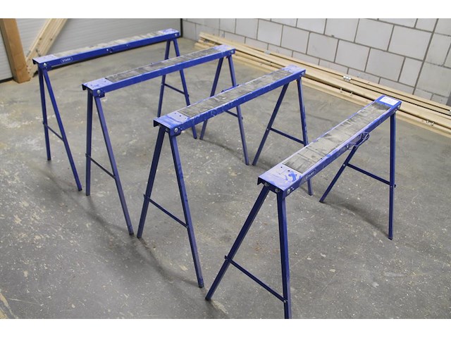Vier inklapbare metalen schragen starx. - afbeelding 2 van  3