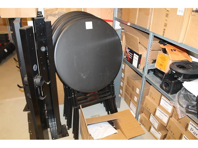 Vier inklapbare statafels met rok. - afbeelding 1 van  2