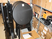 Vier inklapbare statafels met rok. - afbeelding 1 van  2