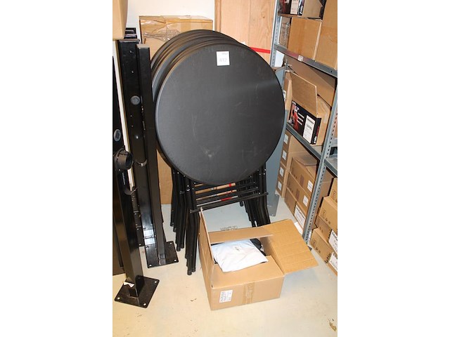 Vier inklapbare statafels met rok. - afbeelding 2 van  2