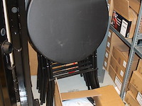 Vier inklapbare statafels met rok. - afbeelding 2 van  2