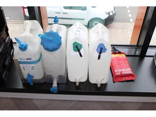 Vier jerrycans met tapkraantje - afbeelding 1 van  2