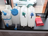 Vier jerrycans met tapkraantje - afbeelding 1 van  2