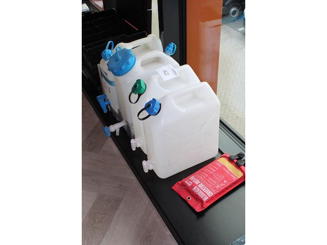 Vier jerrycans met tapkraantje - afbeelding 2 van  2