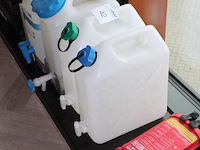 Vier jerrycans met tapkraantje - afbeelding 2 van  2