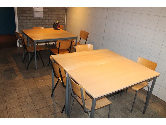 Vier kantinetafels met afmeting 120 x 60 cm met 10 stoelen met houten zitting en leuning. - afbeelding 1 van  3