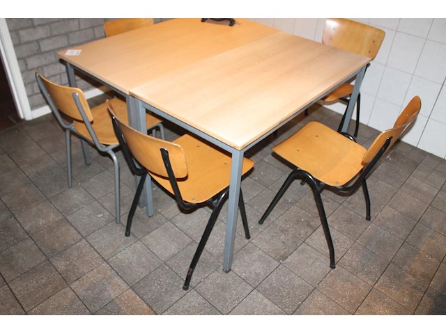 Vier kantinetafels met afmeting 120 x 60 cm met 10 stoelen met houten zitting en leuning. - afbeelding 2 van  3