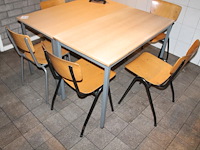 Vier kantinetafels met afmeting 120 x 60 cm met 10 stoelen met houten zitting en leuning. - afbeelding 2 van  3