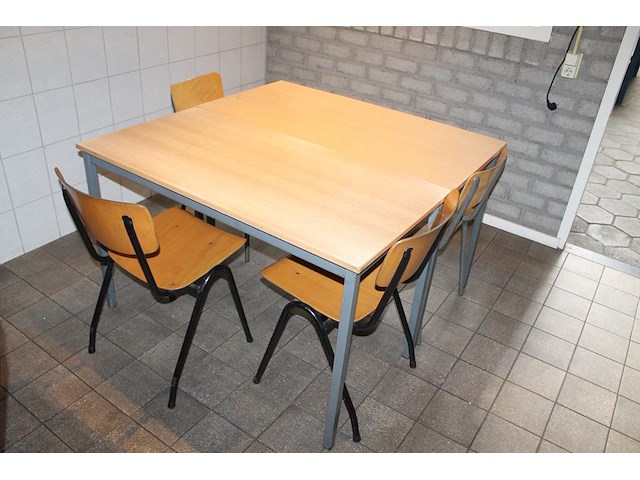 Vier kantinetafels met afmeting 120 x 60 cm met 10 stoelen met houten zitting en leuning. - afbeelding 3 van  3