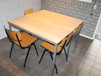 Vier kantinetafels met afmeting 120 x 60 cm met 10 stoelen met houten zitting en leuning. - afbeelding 3 van  3