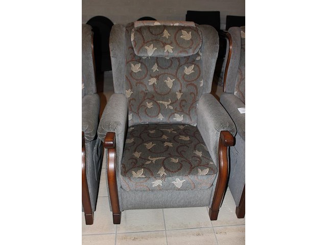 Vier klassieke fauteuils. - afbeelding 2 van  2