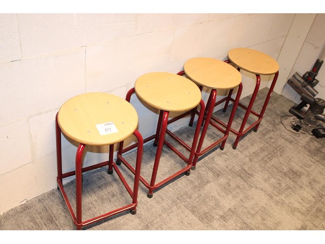 Vier krukjes met houten zitting. - afbeelding 1 van  2