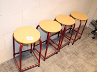 Vier krukjes met houten zitting. - afbeelding 1 van  2