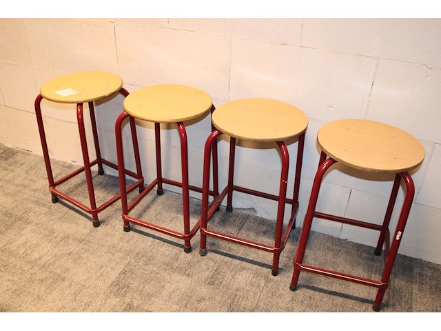 Vier krukjes met houten zitting. - afbeelding 2 van  2