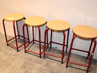 Vier krukjes met houten zitting. - afbeelding 2 van  2