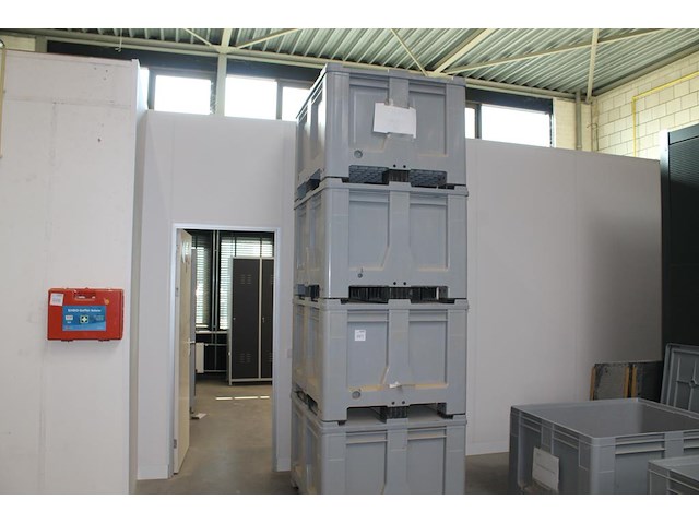 Vier kunststof palletbox schoeller allibert met deksel. - afbeelding 1 van  3