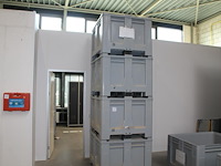 Vier kunststof palletbox schoeller allibert met deksel. - afbeelding 1 van  3