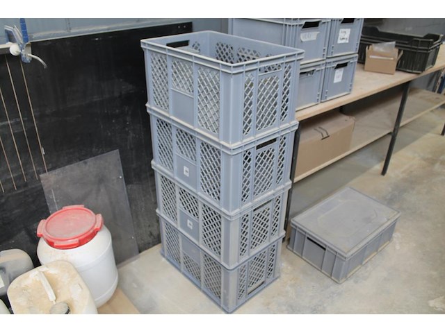 Vier kunststof stapelbare met diverse kunststof bakjes. afmeting 60 x 40 x 30 cm. - afbeelding 1 van  4