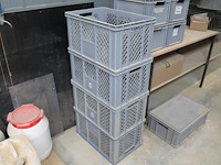 Vier kunststof stapelbare met diverse kunststof bakjes. afmeting 60 x 40 x 30 cm. - afbeelding 1 van  4