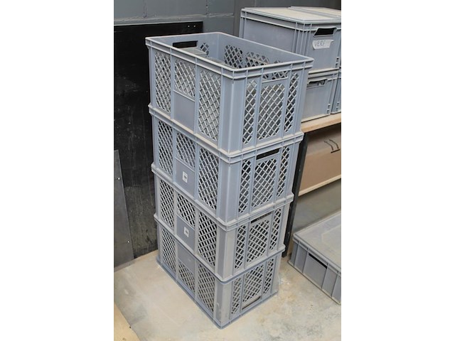 Vier kunststof stapelbare met diverse kunststof bakjes. afmeting 60 x 40 x 30 cm. - afbeelding 2 van  4