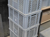 Vier kunststof stapelbare met diverse kunststof bakjes. afmeting 60 x 40 x 30 cm. - afbeelding 2 van  4