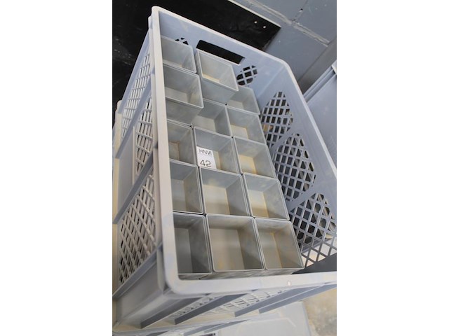 Vier kunststof stapelbare met diverse kunststof bakjes. afmeting 60 x 40 x 30 cm. - afbeelding 3 van  4