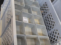 Vier kunststof stapelbare met diverse kunststof bakjes. afmeting 60 x 40 x 30 cm. - afbeelding 3 van  4