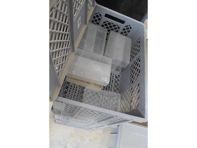 Vier kunststof stapelbare met diverse kunststof bakjes. afmeting 60 x 40 x 30 cm. - afbeelding 4 van  4