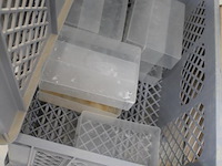 Vier kunststof stapelbare met diverse kunststof bakjes. afmeting 60 x 40 x 30 cm. - afbeelding 4 van  4