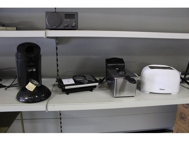 Vier laagwattage camping apparaten w.o. mini frituur tristar, tosti-ijzer tristar, broodrooster tristar en ... - afbeelding 1 van  5