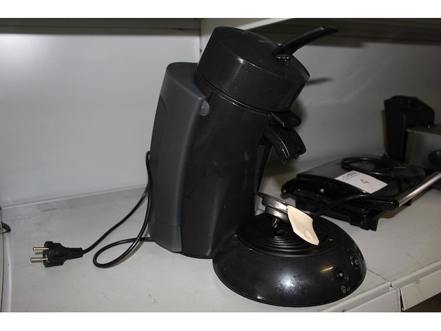 Vier laagwattage camping apparaten w.o. mini frituur tristar, tosti-ijzer tristar, broodrooster tristar en ... - afbeelding 2 van  5