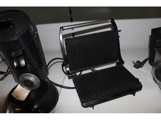 Vier laagwattage camping apparaten w.o. mini frituur tristar, tosti-ijzer tristar, broodrooster tristar en ... - afbeelding 3 van  5