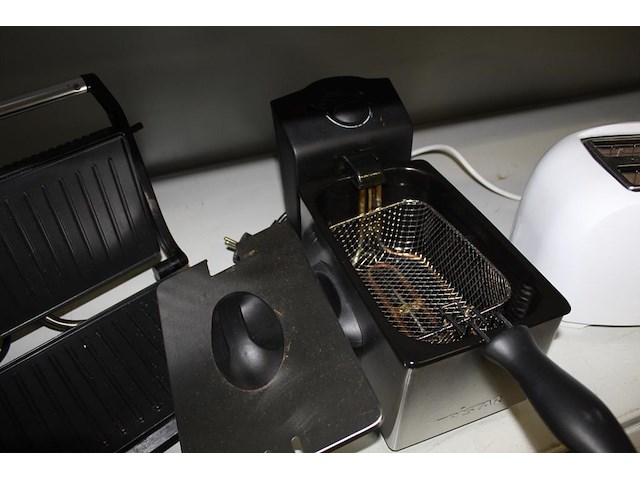 Vier laagwattage camping apparaten w.o. mini frituur tristar, tosti-ijzer tristar, broodrooster tristar en ... - afbeelding 4 van  5