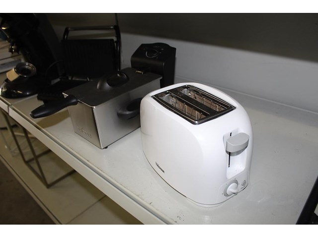 Vier laagwattage camping apparaten w.o. mini frituur tristar, tosti-ijzer tristar, broodrooster tristar en ... - afbeelding 5 van  5
