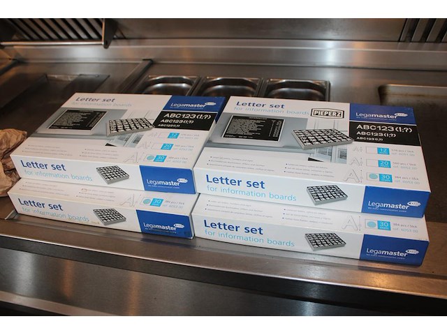 Vier letterborden legamaster met grote hoeveelheid extra letters in vier dozen. afmeting 80 x 60 cm. - afbeelding 3 van  3