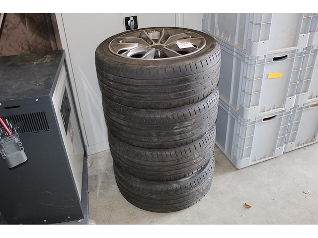 Vier lichtmetalen velgen momo met autobanden met maat 225/45r18 91w. - afbeelding 1 van  5