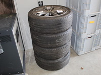 Vier lichtmetalen velgen momo met autobanden met maat 225/45r18 91w. - afbeelding 1 van  5