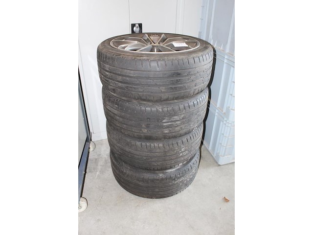 Vier lichtmetalen velgen momo met autobanden met maat 225/45r18 91w. - afbeelding 2 van  5