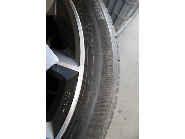 Vier lichtmetalen velgen momo met autobanden met maat 225/45r18 91w. - afbeelding 4 van  5