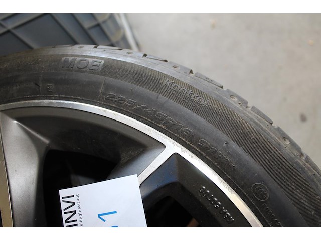 Vier lichtmetalen velgen momo met autobanden met maat 225/45r18 91w. - afbeelding 5 van  5