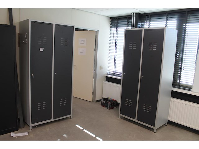 Vier lockerkasten lockerman met postvak en afmeting 97 x 55 xx 208 cm. twee sleutels ontbreken. - afbeelding 1 van  4